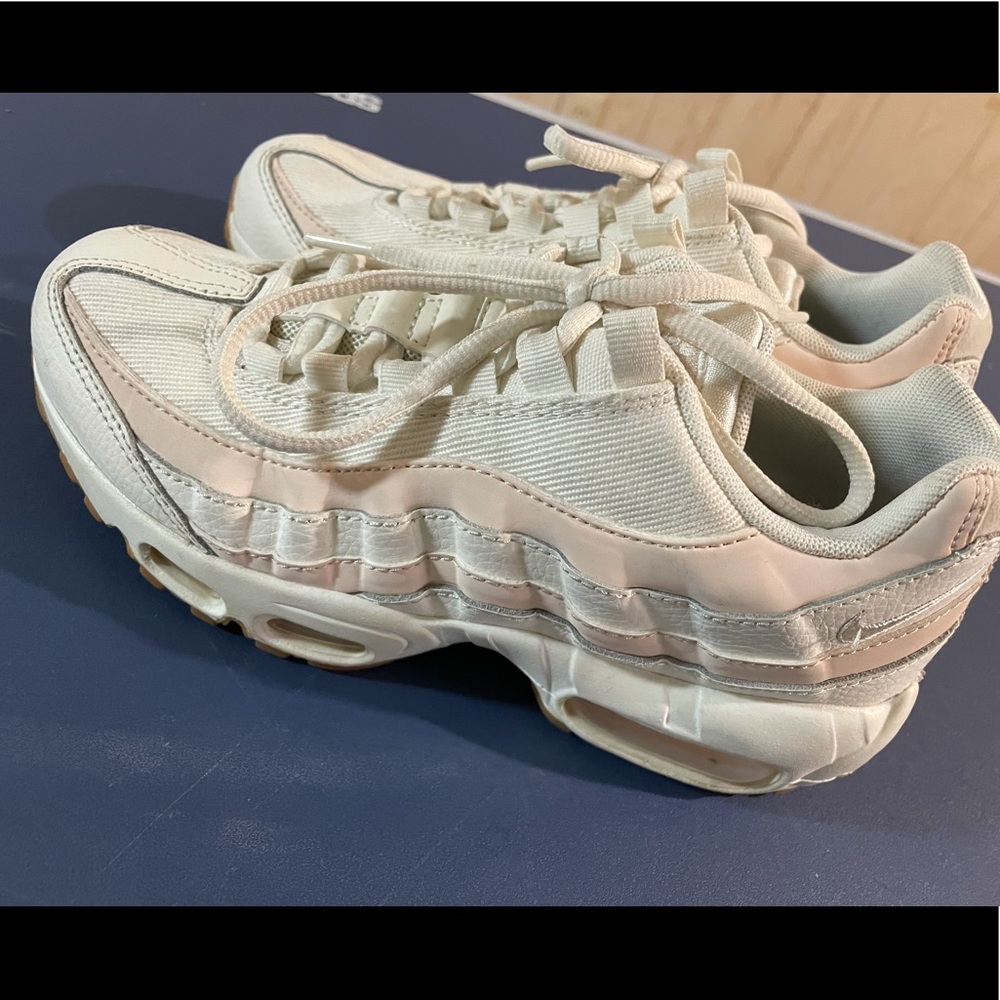 Women’s Nike Air max pink and white